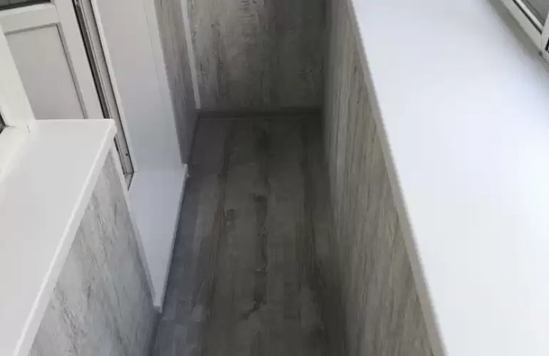 Сочетание ПВХ и кварцвинила в обшивке балкона